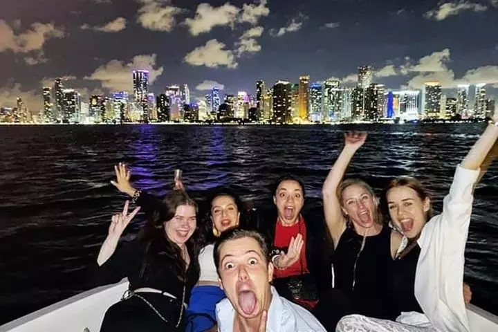 2 hrs Miami Private Boat Tour with Cooler, Ice, Bluetooth Stereo