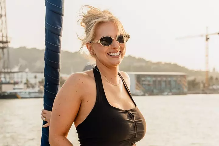 Crucero al atardecer en Barcelona liderado por Young & Local Captain