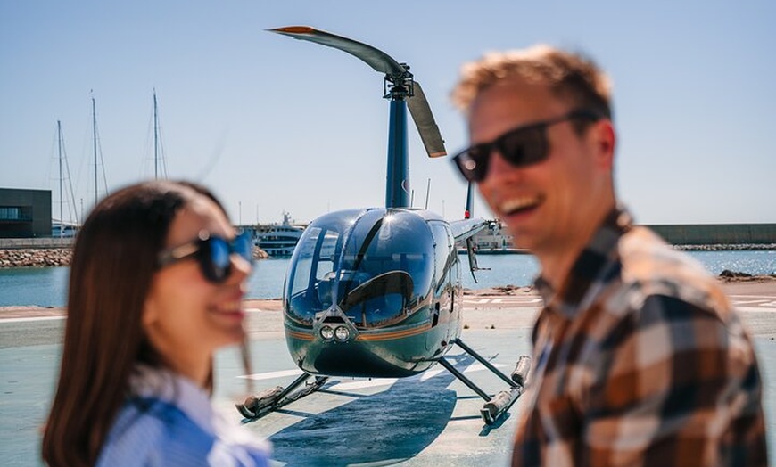 Image 12: Tour a pie en helicóptero, velero y casco antiguo de Barcelona