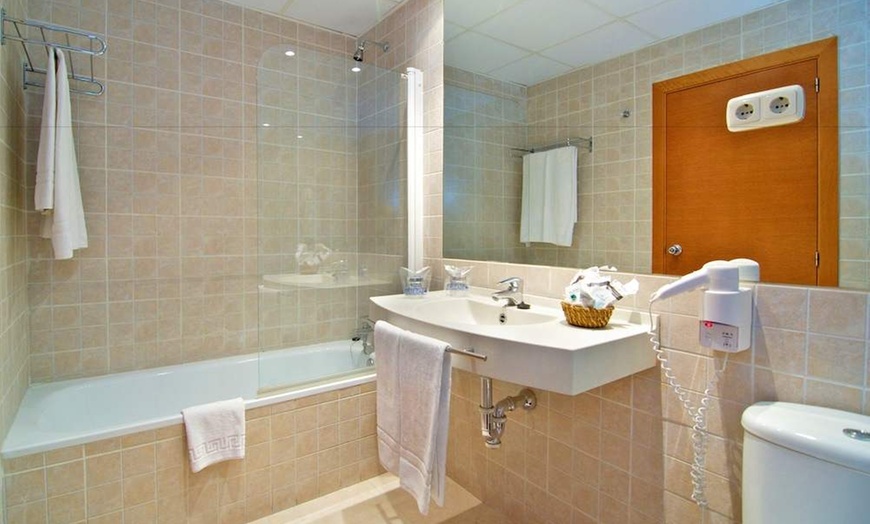 Image 6: ✈ COSTA DEL SOL | Torremolinos - Hotel Puente Real 4* - Centre de F...