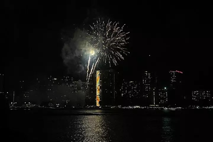 Waikiki: Friday Night Fireworks Catamaran Cruise