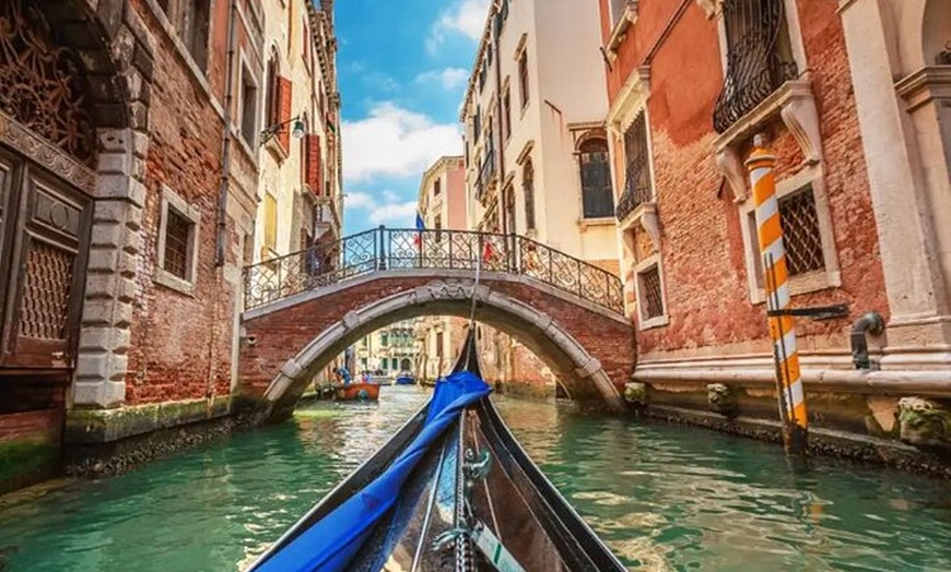 Image 4: Esplora i canali con un autentico tour in gondola Sogni veneziani