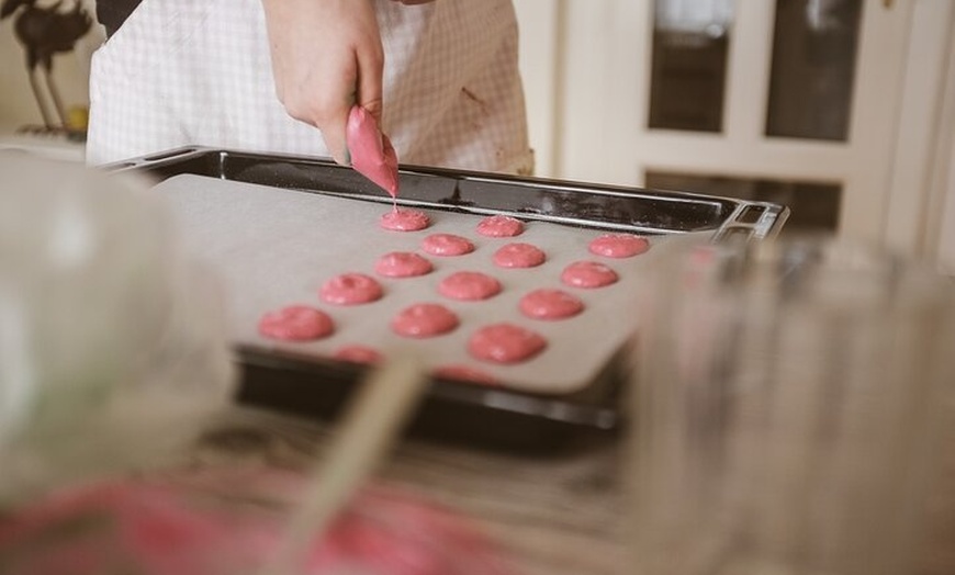 Image 8: Cuire et peindre des Macarons Français dans le Centre de Paris (Pet...