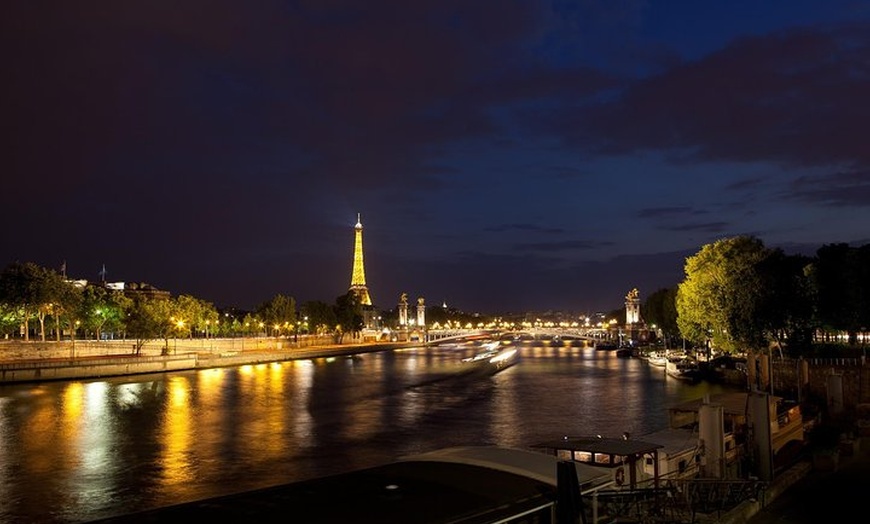 Image 9: Paris de nuit avec croisière sur la Seine et transport de luxe alle...