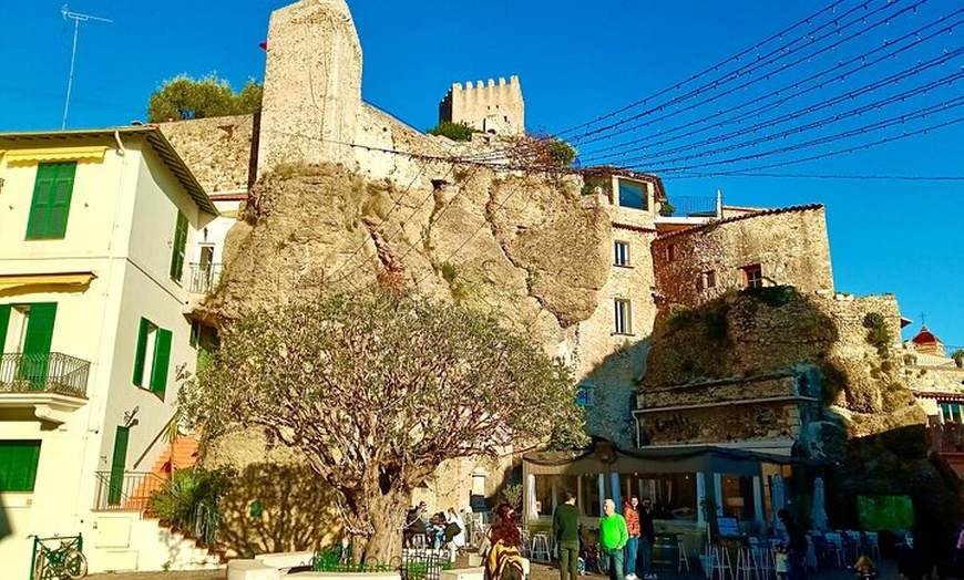 Image 7: Roquebrune & château Grimaldi : village perché - Tour à pied
