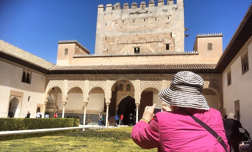 Image 9: Entrada para la Alhambra con audioguía, incluidos los Palacios Naza...