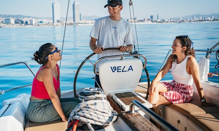 Image 2: Crucero al atardecer en Barcelona liderado por Young & Local Captain