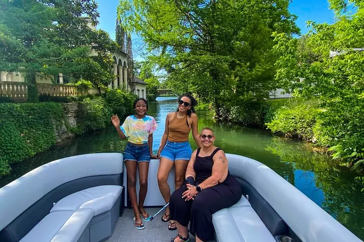 Scenic 2HR Austin Guided Lake Tour: Small Group & Full Sun Shade