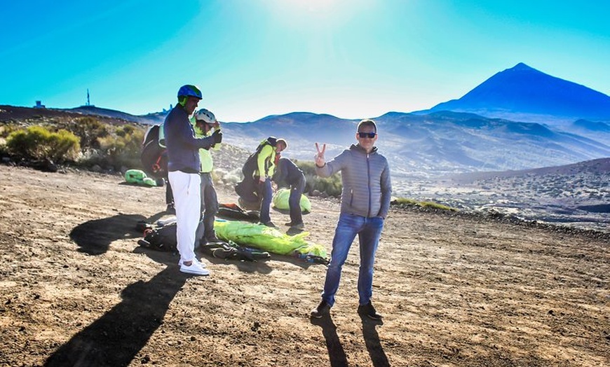 Image 18: Experiencia épica de parapente en Tenerife con el equipo campeón de...