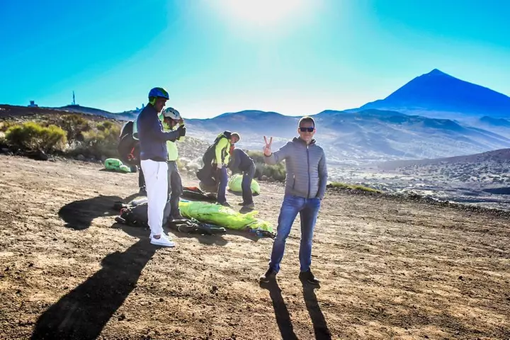 Experiencia épica de parapente en Tenerife con el equipo campeón de...