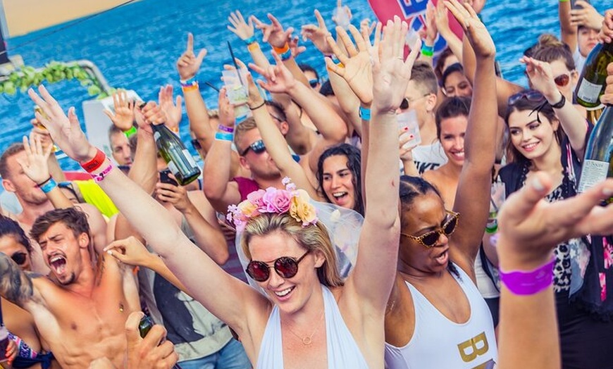 Image 18: Ibiza Sunset Edition Boat Party 3 horas de copas, DJ y puesta de sol