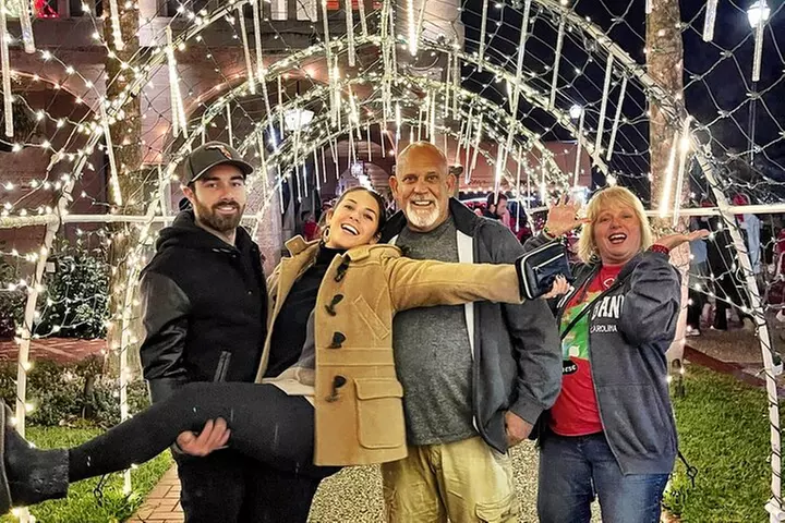 Nights of Lights - Private Christmas Car Photo Tour 4-6 people