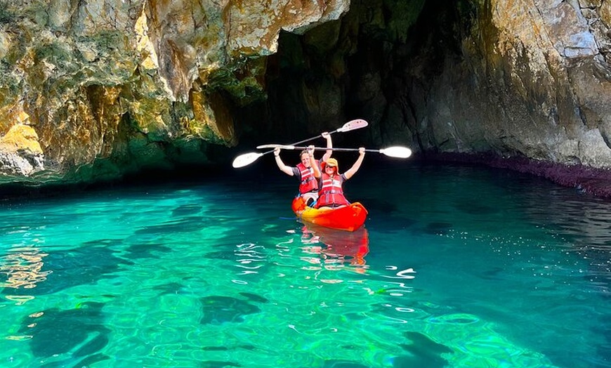 Image 2: Cuevas inexploradas y paraíso para practicar snorkel: tour en kayak...