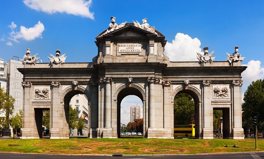 Image 6: Hola Toledo : Privado 2 - Hora Intro Paseo por la ciudad con guía l...