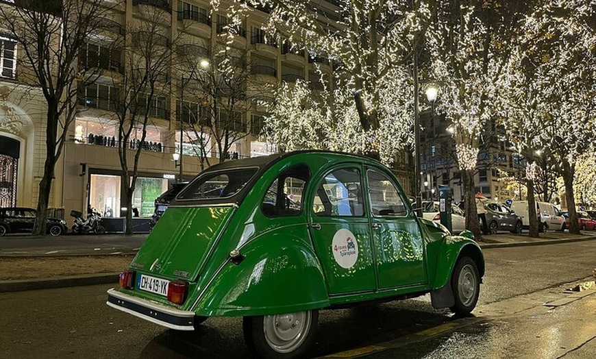 Image 3: Visite privée : visite en 2 CV des Champs-Élysées à Paris