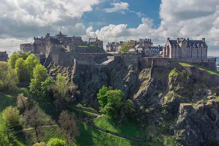 Edinburgh Castle: Guided Walking Tour with Entry Ticket - Primary Image