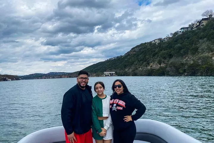 Scenic 2HR Austin Guided Lake Tour: Small Group & Full Sun Shade