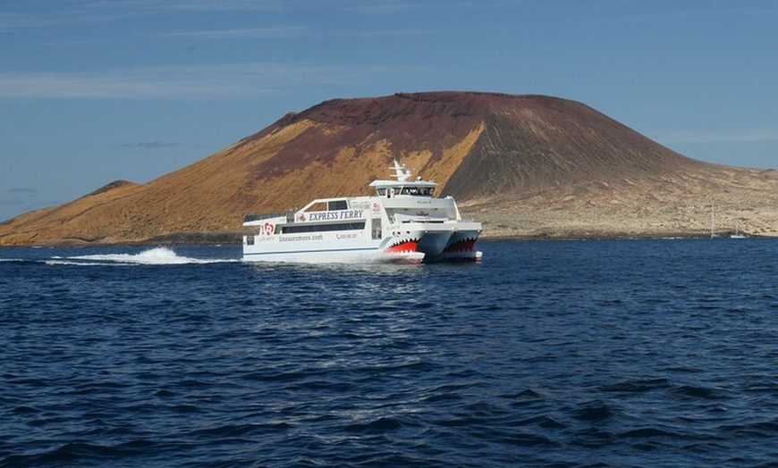 Image 12: Lanzarote: billete de barco ida y vuelta a La Graciosa con wifi