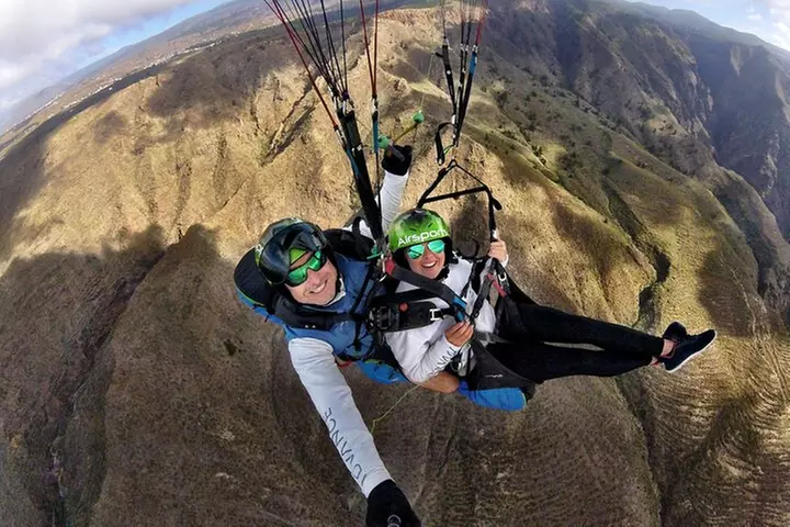 Vuelo en parapente GOLD incluyendo videos / fotos, camiseta y una b...