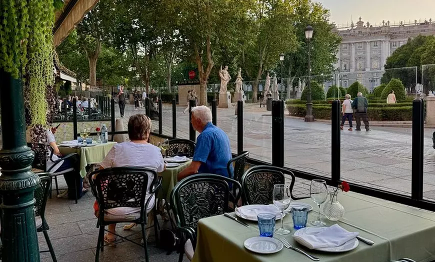Image 3: Visita guiada al Palacio Real de Madrid para grupos pequeños con ca...