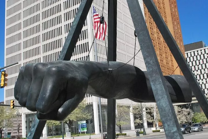 Self-Guided Scavenger Hunt: Detroit Roll Through Motor City