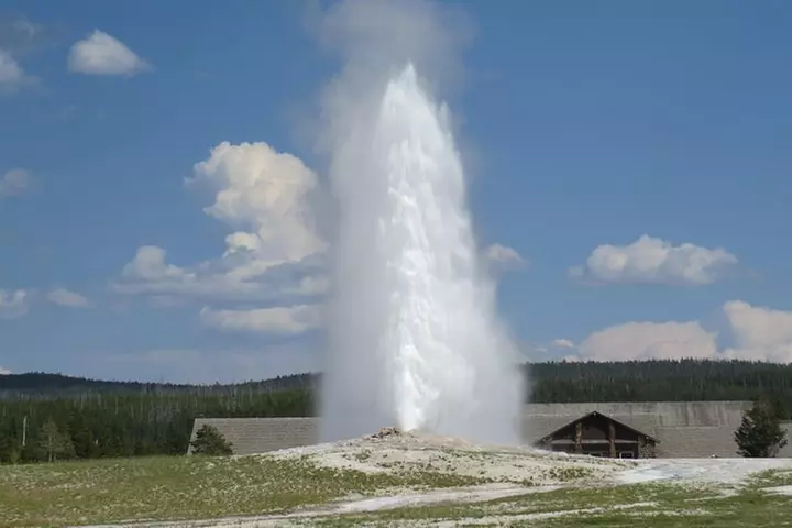 Yellowstone National Park - Full-Day Lower Loop Tour from West Yell...