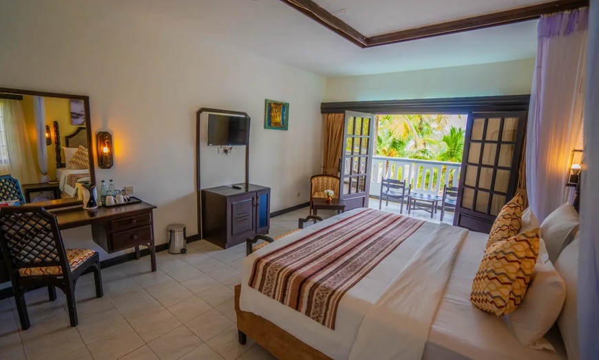 Image 2: ✈ KENYA | Mombasa - PrideInn Flamingo Beach Resort & spa 3* - White...