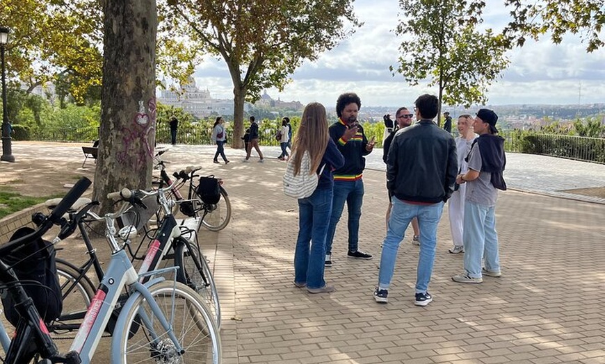 Image 2: Madrid : Destacados Tour en bicicleta con degustación de Madroño