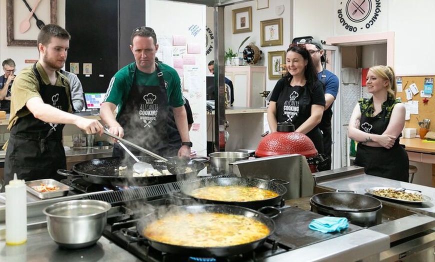 Image 2: Clase de Paella y Sangria con Tapas y Visita al Mercado