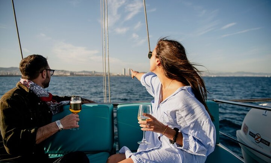 Image 7: Crucero en barco clásico: Experiencia de navegación en Barcelona