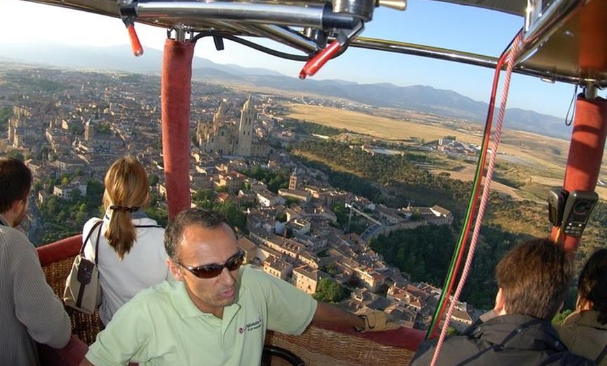 Image 2: Segovia desde los cielos: Paseo en globo al amanecer