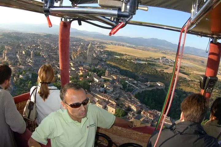 Segovia desde los cielos: Paseo en globo al amanecer