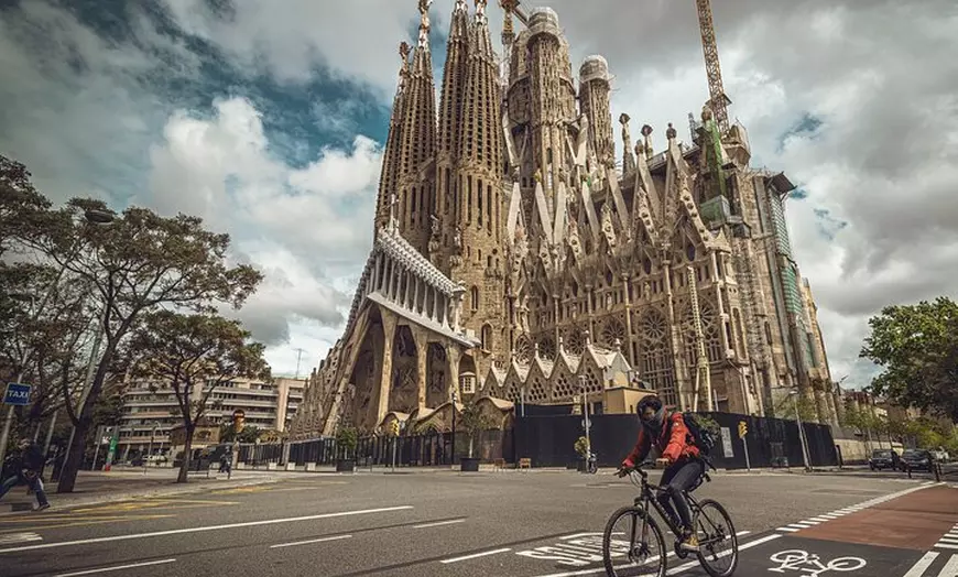 Image 7: Explora la obra maestra de Gaudí con la visita guiada a la Sagrada ...