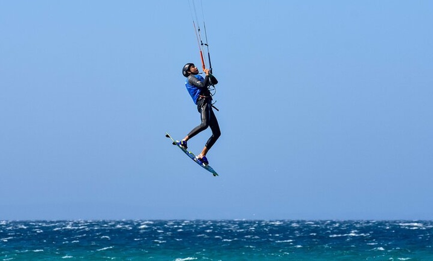 Image 12: Curso de kitesurf privado en Tarifa (de principiante a avanzado)