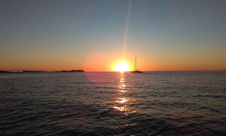 Image 2: Tour de snorkel en ibiza de puesta de sol y playas y cuevas