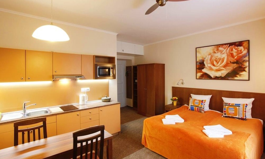 Image 2: ✈ REPUBBLICA CECA | Praga - Anyday Apartments 3* - Centro città