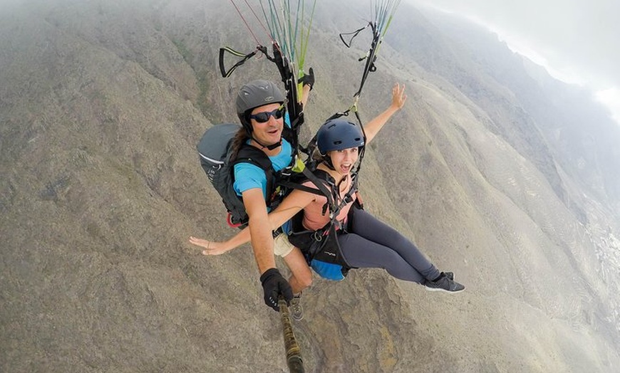 Image 20: Vuelo en tándem en parapente acrobático en la zona sur de Tenerife