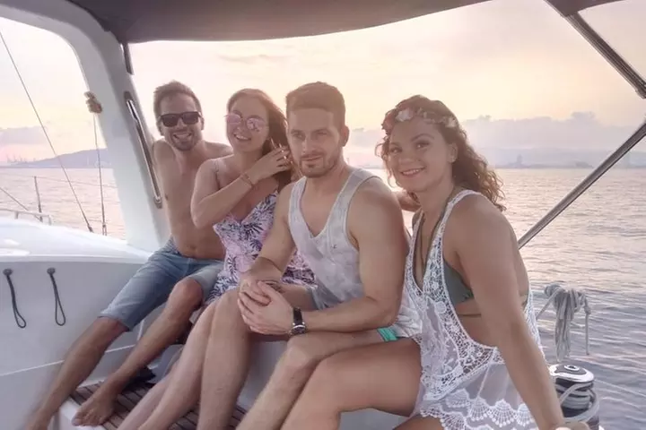 Refrescante tour en barco por Barcelona con barra libre y aperitivos
