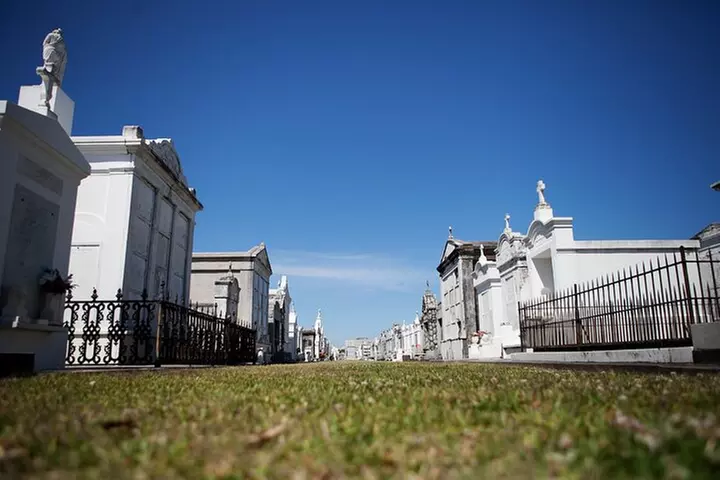 New Orleans City and Cemetery Tour with Garden District Stroll