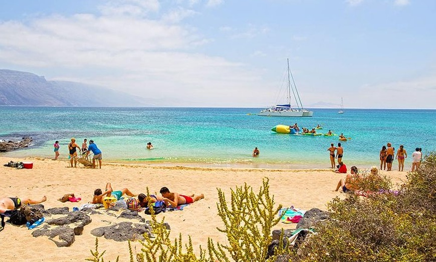 Image 2: Excursión en catamarán a la isla de La Graciosa