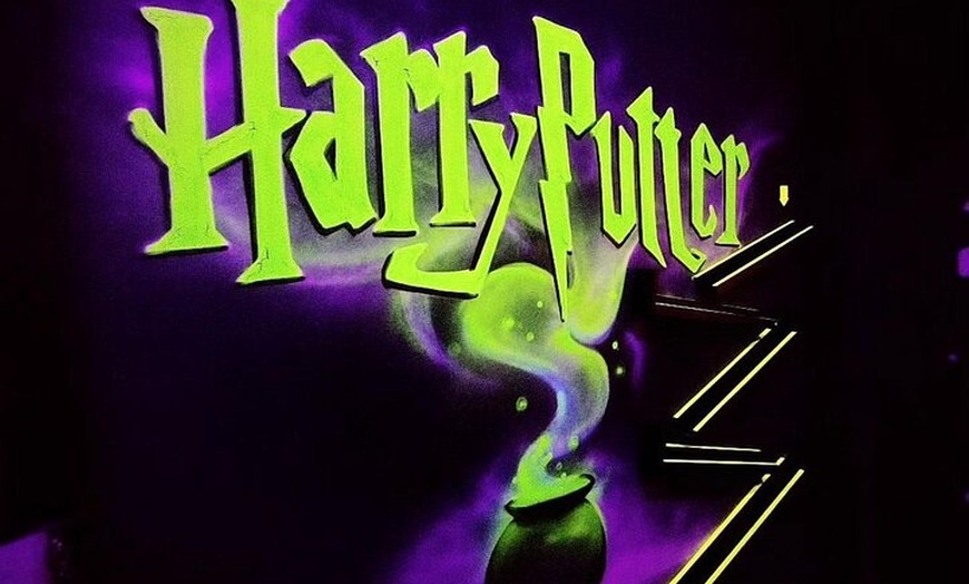 Image 6: Aventura de minigolf interior de 18 agujeros UV Glow en el corazón ...