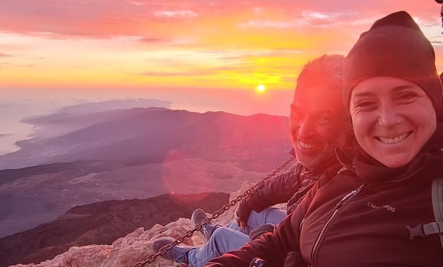 Image 2: Caminata nocturna a la Cumbre del Teide para el amanecer y la sombr...