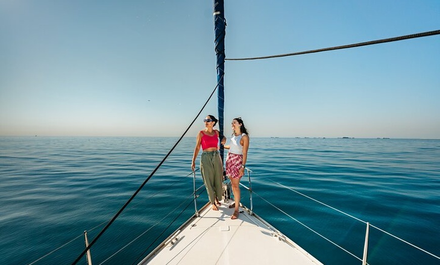 Image 12: Crucero al atardecer en Barcelona liderado por Young & Local Captain