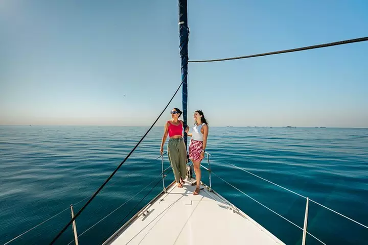 Crucero al atardecer en Barcelona liderado por Young & Local Captain