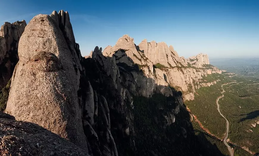 Image 1: Montserrat, una tierra de santuarios: Excursión de senderismo de un...
