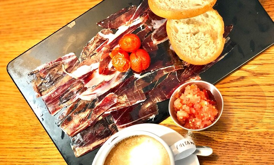 Image 1: Experiencia de jamón ibérico con desayuno tradicional en el centro ...