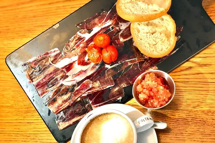 Experiencia del jamón ibérico con desayuno tradicional Madrid centro