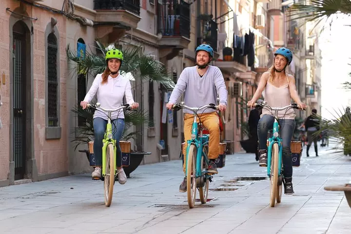Visita guiada en bicicleta eléctrica por Barcelona con Montjuic Hill