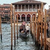 Image 1: Tour privato delle attrazioni principali di Venezia: Piazza San Mar...