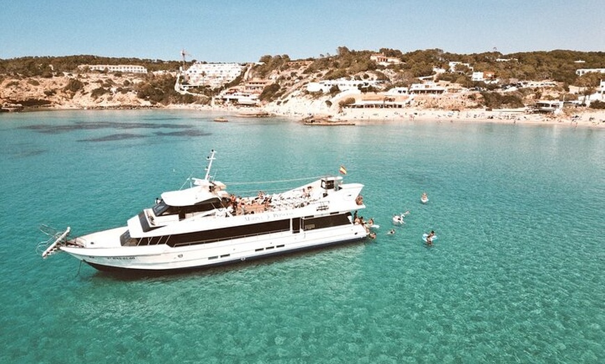Image 1: Paseo en barco de 5 horas por Ibiza con almuerzo, 6 bebidas, tablas...